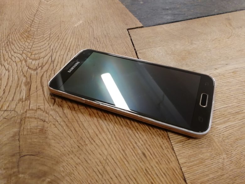 Samsung Galaxy S5 med träbakgrund